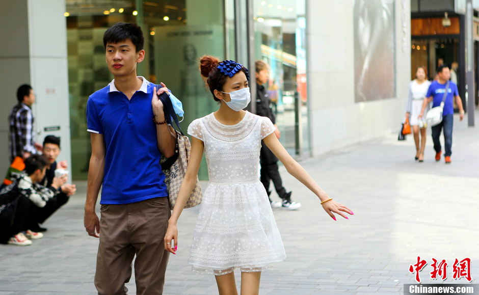 北京最早30℃高温天 行人清凉夏装出行