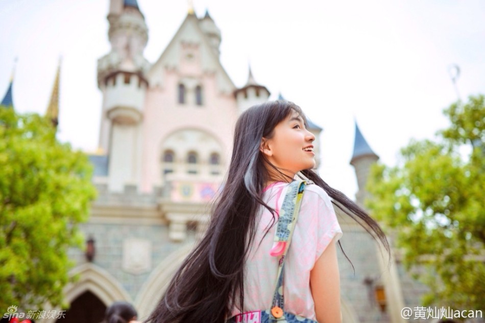 “武大女神”生活美照 长发飘逸清新自然