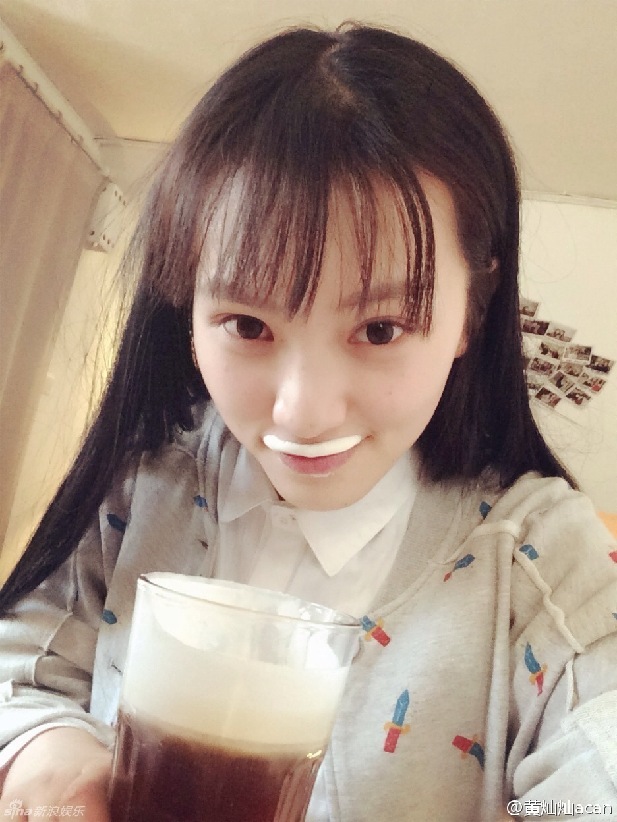 “武大女神”生活美照 长发飘逸清新自然