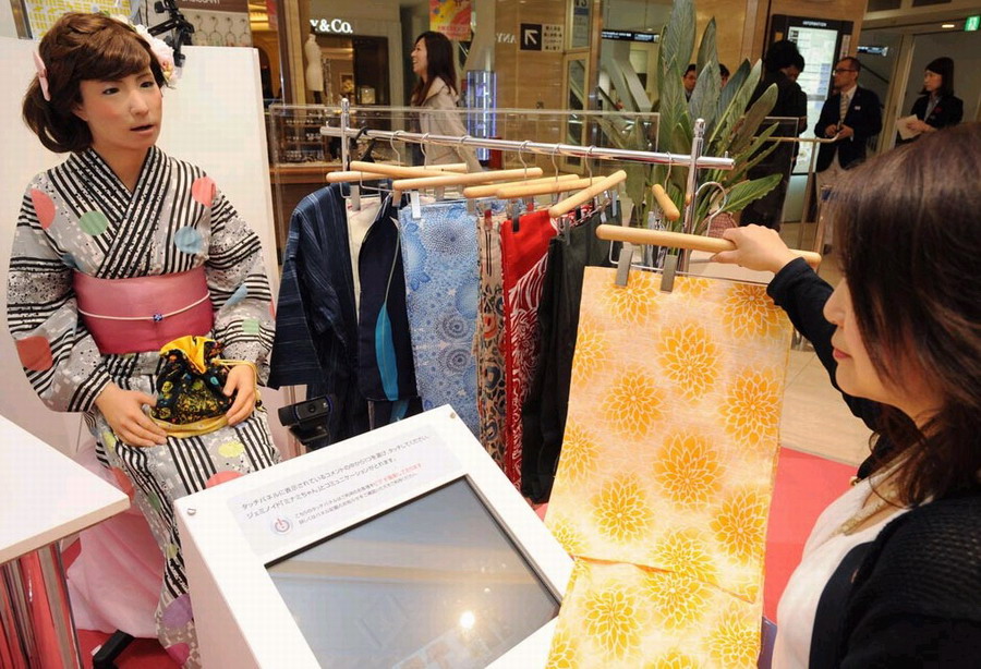 日本女机器人穿和服商场卖衣服