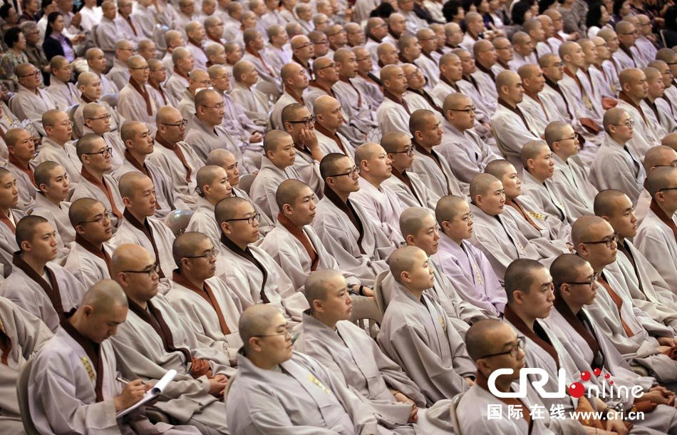 韩国百余僧侣为岁月号遇难乘客举行超度仪式