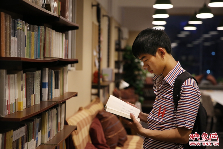 袁丙鹏，22岁，某大学大三学生：在适合的环境里看书，才能看出境界。