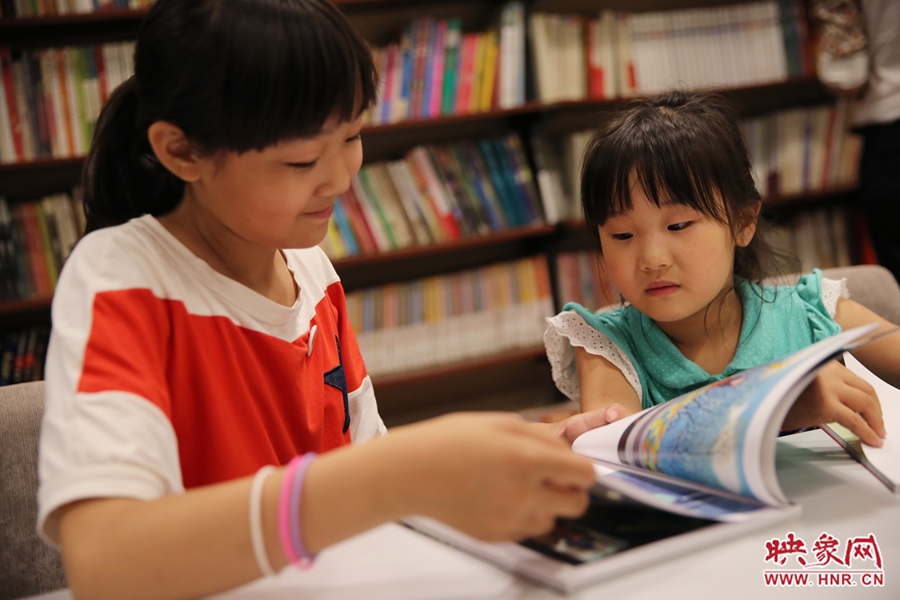 姐姐王艺茹，11岁，小学五年级学生；妹妹王有君，5岁：像喜欢看电视一样喜欢看书。