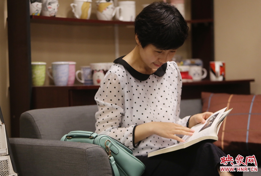 毛韶华，年龄保密，文字工作者：纸质书是营养餐，电子书是快餐。
