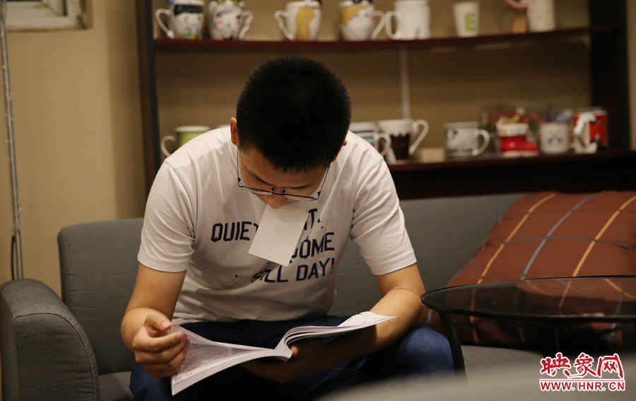 杨栗，22岁，某大学大三学生：喜欢这种看书的环境。
