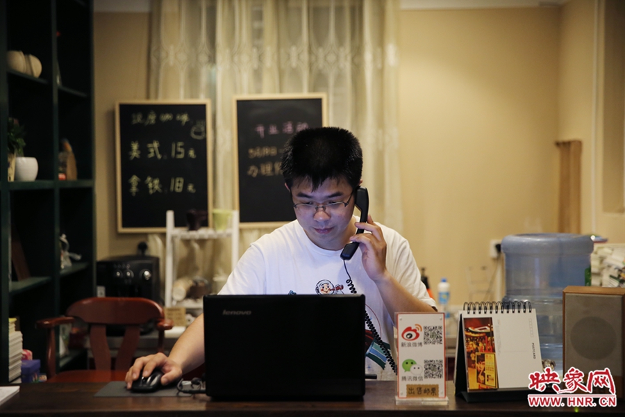 店长小博，由于书店搬迁至此，经常接询问地址的电话。