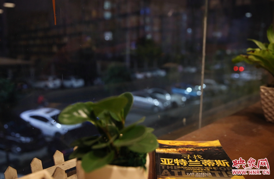 一扇窗，将喧闹与宁静分割。