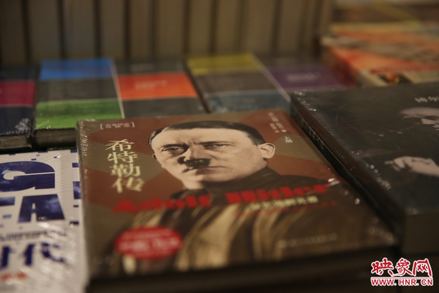 书店内的书。