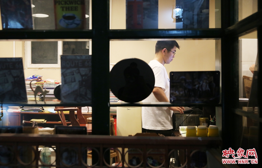 为实体书店坚守的人。