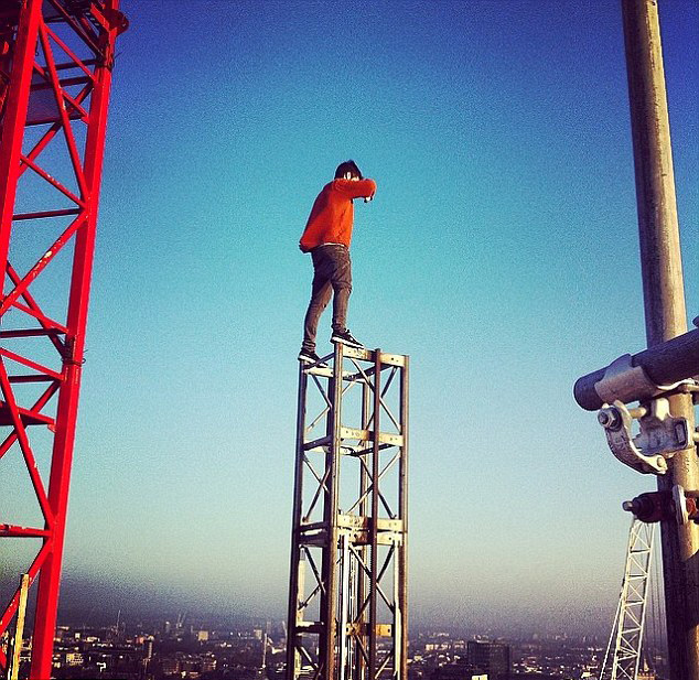 英男子无保护爬上150米大厦秀特技