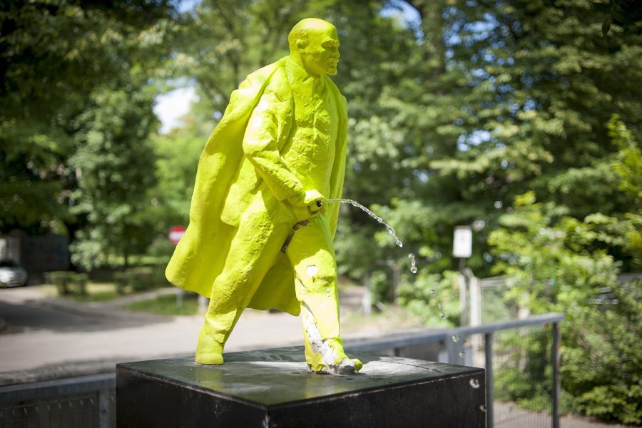 波兰建列宁撒尿雕像