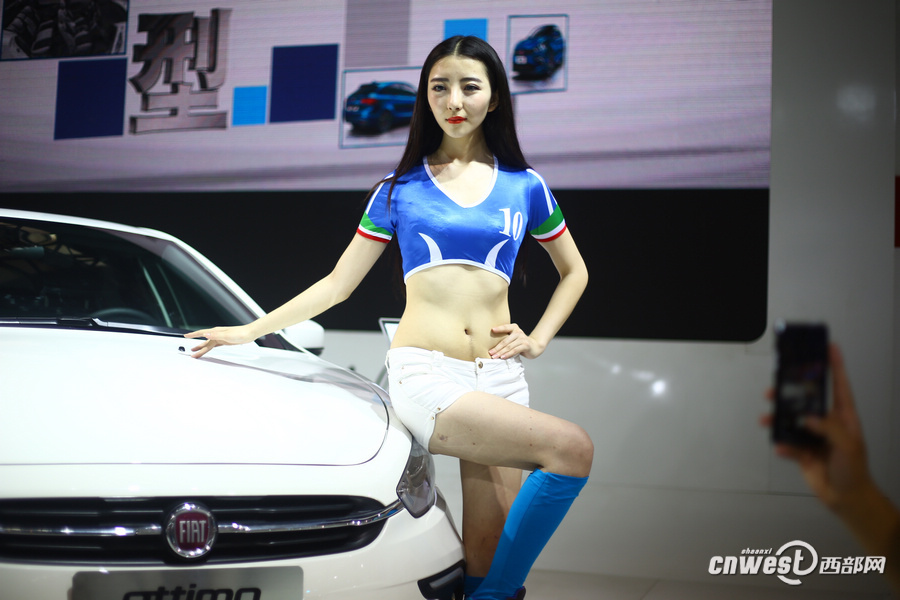 西安车展借力世界杯 靓丽车模化身足球宝贝