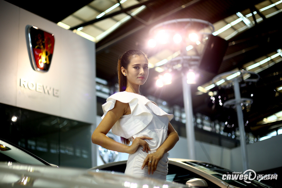 西安车展借力世界杯 靓丽车模化身足球宝贝