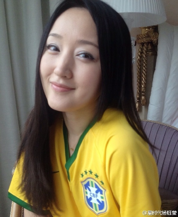 43岁杨钰莹晒巴西球衣照 美艳似少女足球宝贝