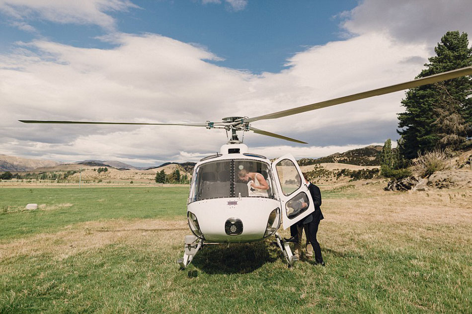 新西兰夫妇乘直升机山顶拍婚照