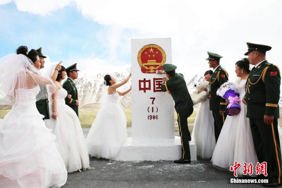 新疆边防官兵界碑边举行婚礼