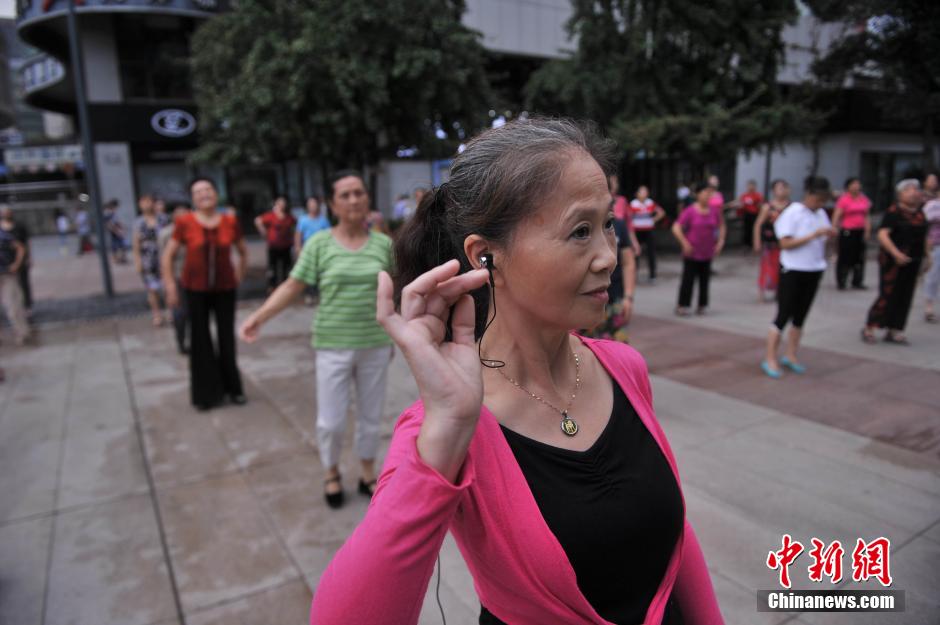 重庆大妈戴耳机跳坝坝舞 “噪音”转“静音”模式