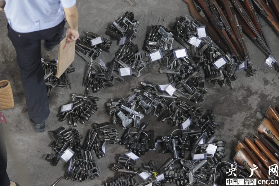 郑州警方集中销毁九百多非法枪支