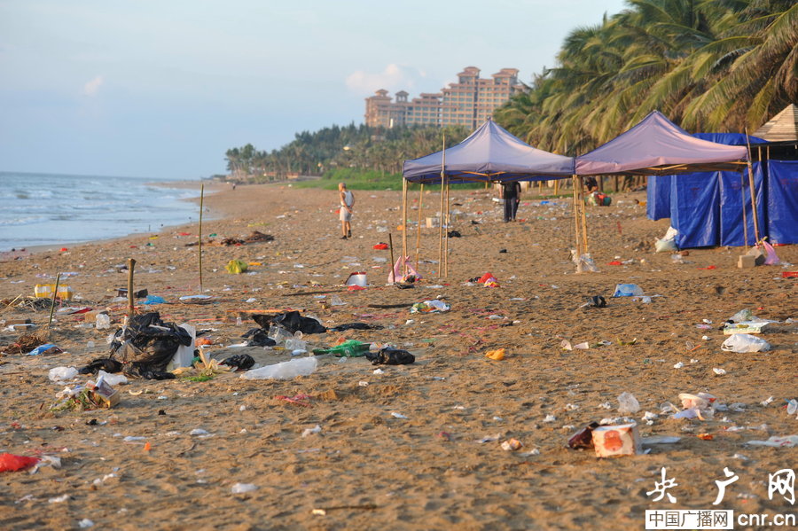 赏月过后博鳌海滨沙滩垃圾遍地