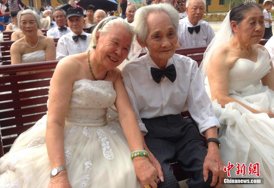 桂林29对老人举行金婚庆典