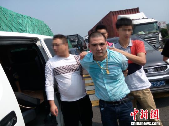 浙江警方高速持枪抓毒枭