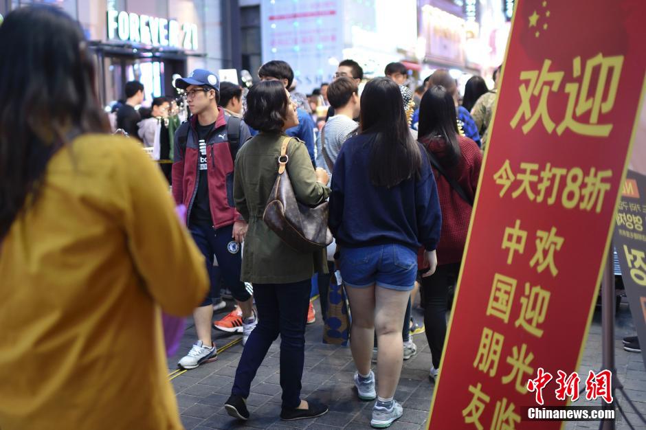 韩国首尔街头挂满汉字 当地人:怀疑不是韩国