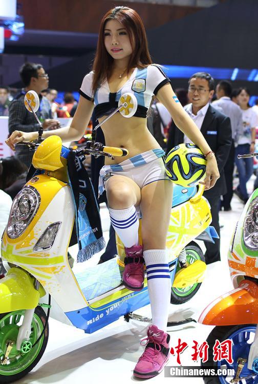 美女模特抢眼江苏国际自行车电动车交易会