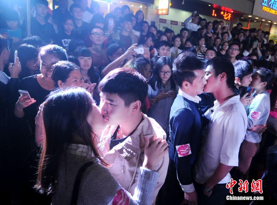 浙江40多对男女街头接吻争夺iPhone6