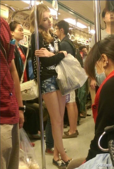 外国正妹台北地铁被拍走红网络
