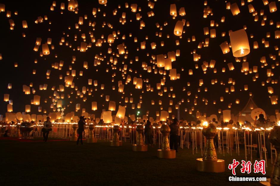 泰国清迈府举行万人燃放孔明灯活动