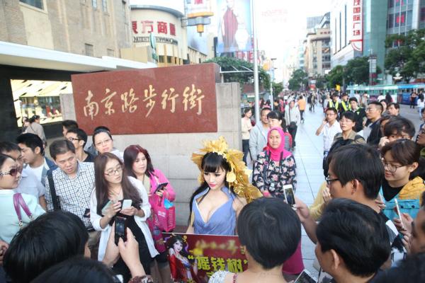 女子闹市扮成“摇钱树” 路人围观无人敢摇