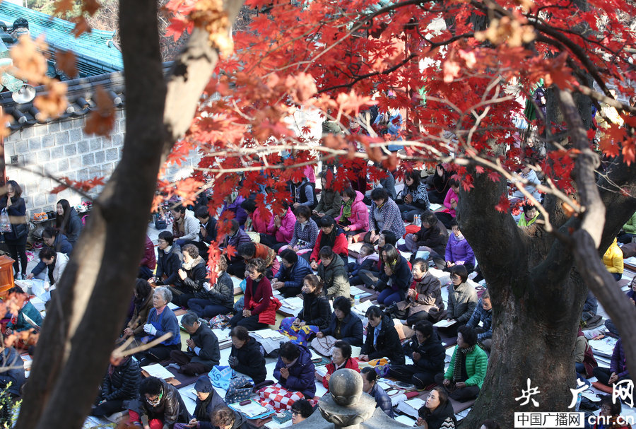 韩国高考将至 考生家长虔诚为子女祈福