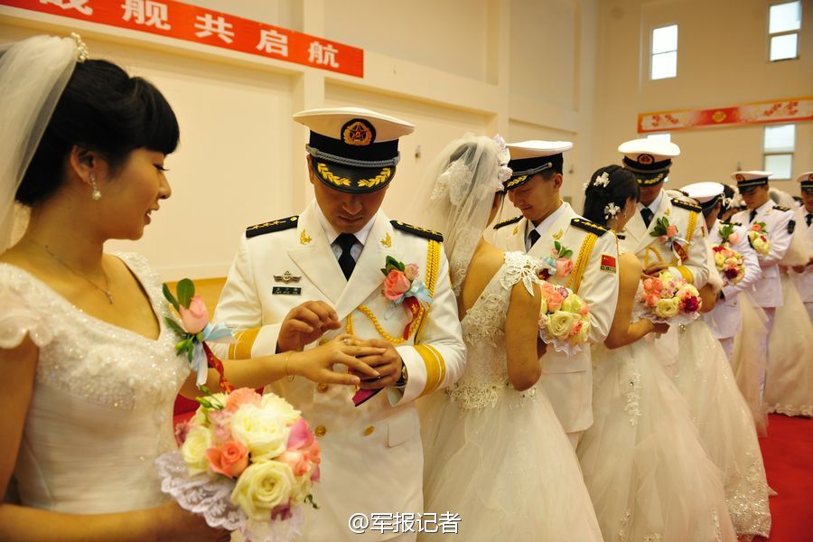 海军护航编队办集体婚礼 054A舰当背景