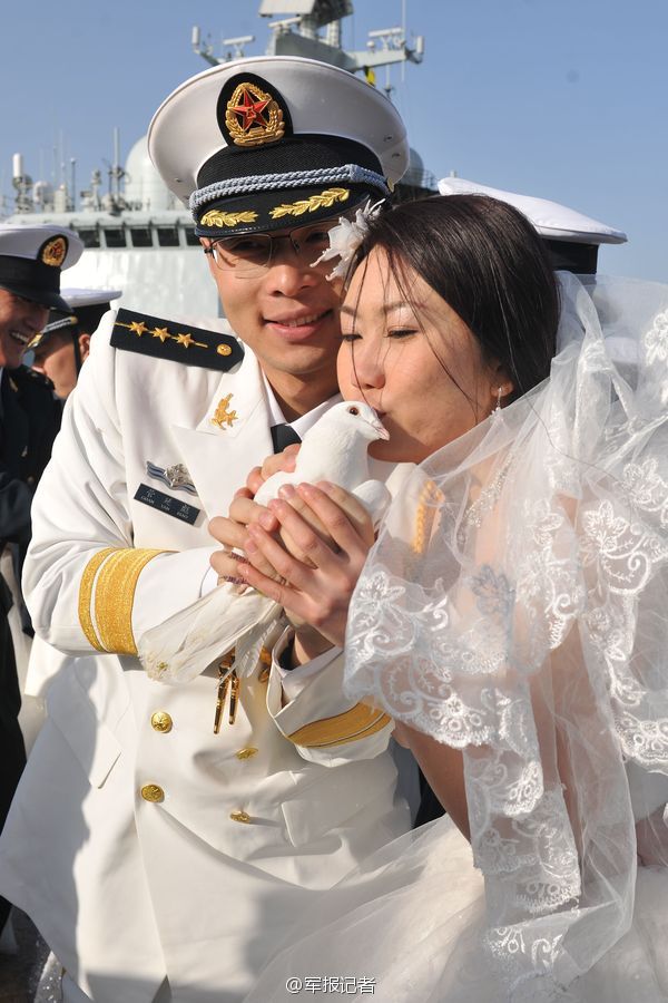 海军护航编队办集体婚礼 054A舰当背景