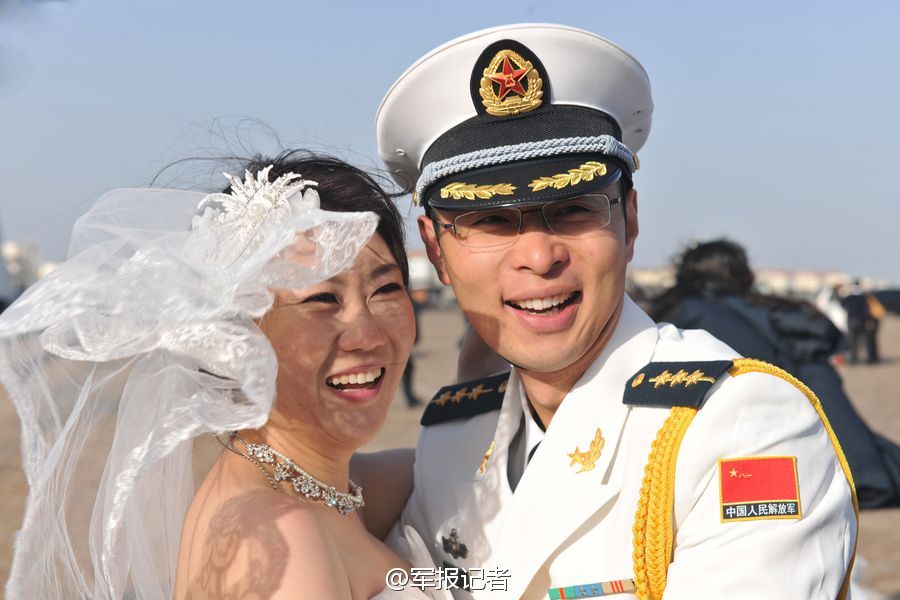 海军护航编队办集体婚礼 054A舰当背景