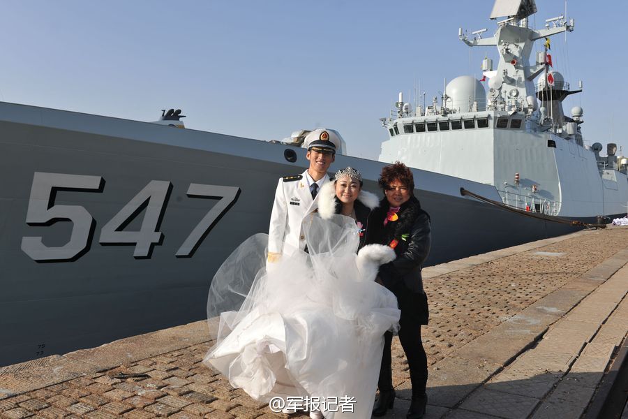 海军护航编队办集体婚礼 054A舰当背景