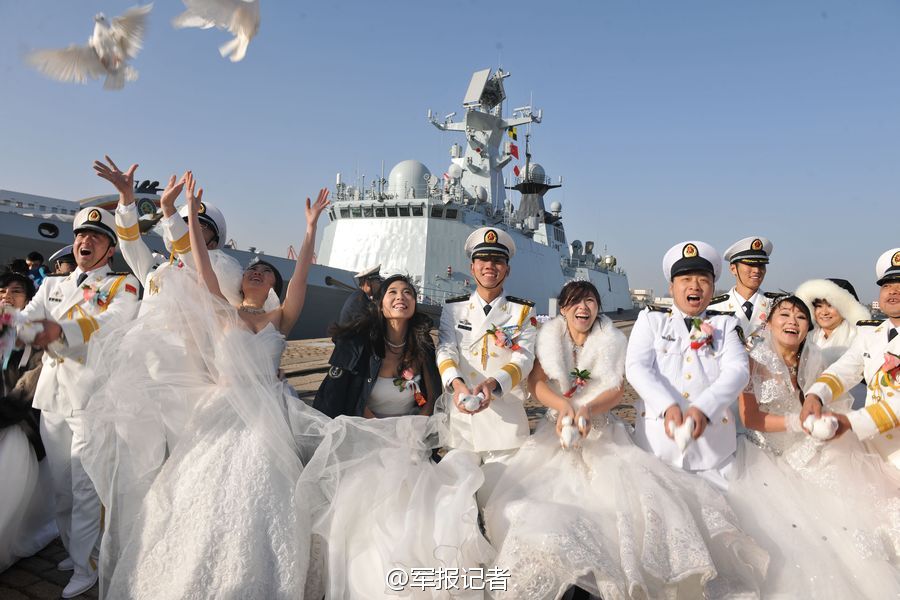 海军护航编队办集体婚礼 054A舰当背景