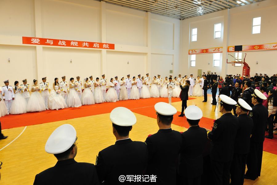 海军护航编队办集体婚礼 054A舰当背景