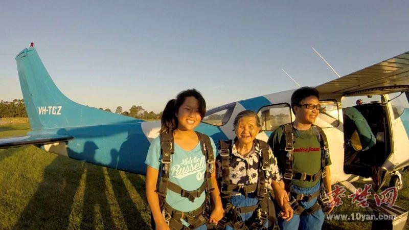 十堰81岁老太婆玩高空跳伞惊呆国外媒体