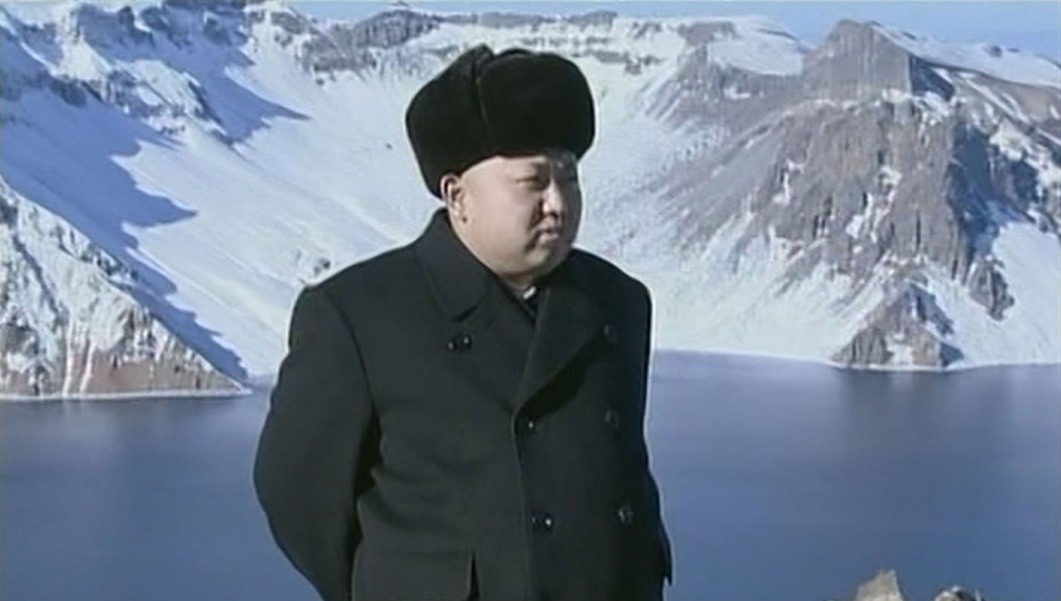 金正恩登顶“白头山”“剪刀手”姿势拍照 金正恩登顶“白头山”“剪刀手”姿势拍照