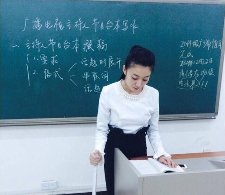 美女教师拄拐上课走红 被赞“最美女腰”