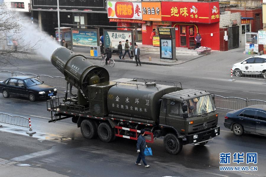 “降尘雾炮车”亮相郑州街头