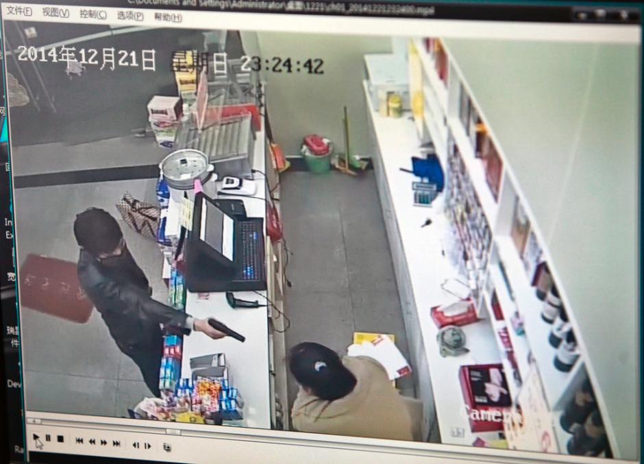 西安一男子化妆“持枪”夜抢便利店