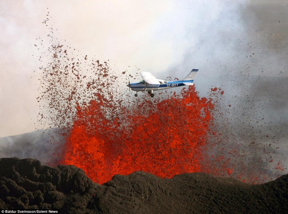 惊魂一刻！小型飞机穿越喷发火山口