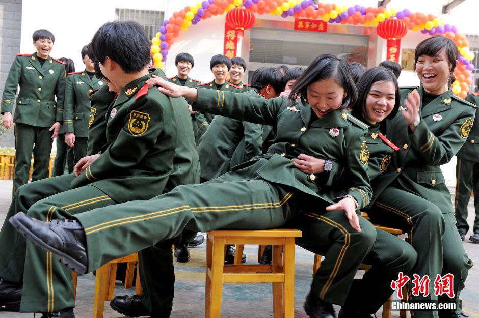 实拍福建武警女兵闹春