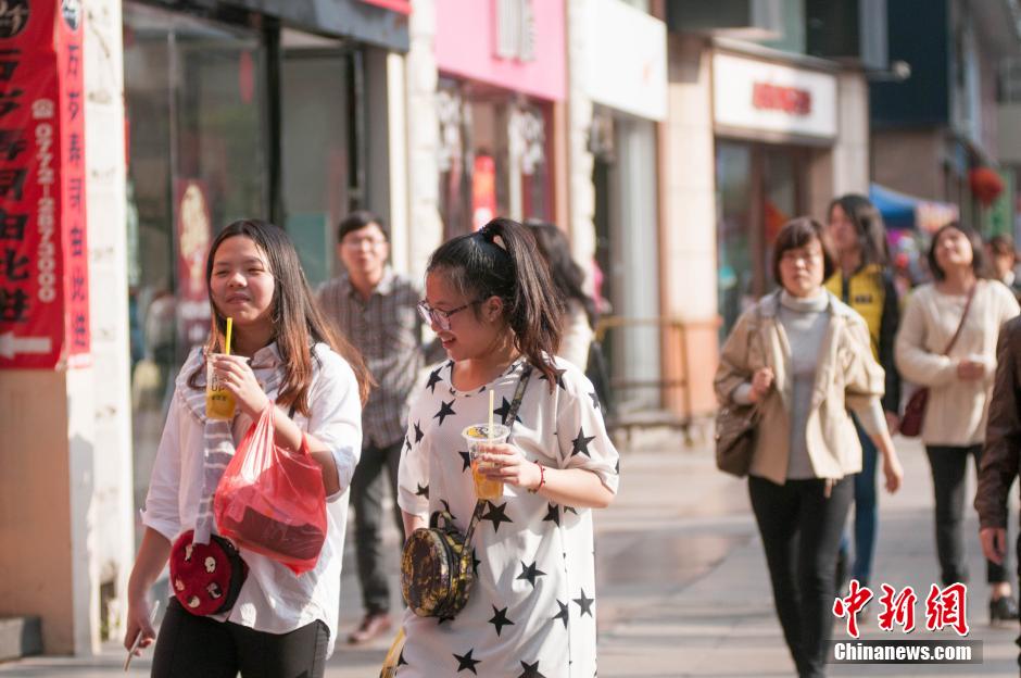 广西遭遇“最热春节” 市民身着夏装喝冷饮过年