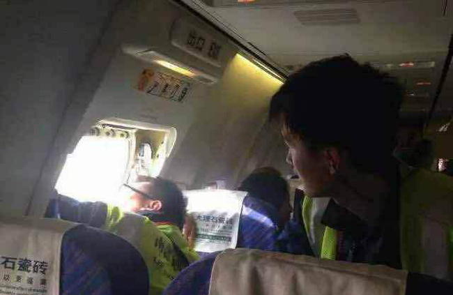 赴韩乘客因好奇打开飞机安全门 拘15日