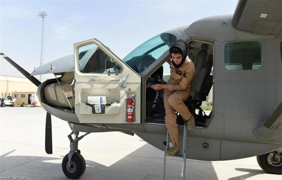 阿富汗首位女飞行员颜值颇高