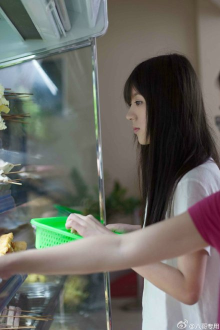 “白衬衣学妹”走红网络 气质清纯酷似奶茶妹妹