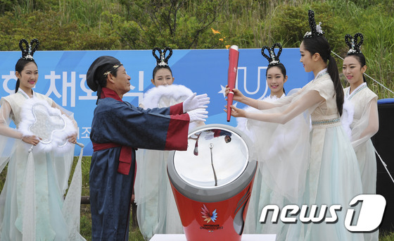 韩举行光州大运会圣火采集仪式 “七仙女”亮相